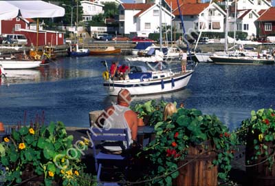 Mollösund hamn folk båtar 971416