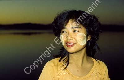 Girl in sunset over the Irrawaddy 867619