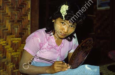 Girl with lacquerware 867601