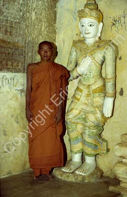 Htilominlo temple monk and statue 867431