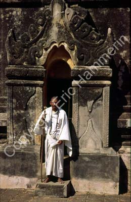 Shwezigon holy man 852121