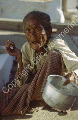 Shwezigon woman beggar 867224