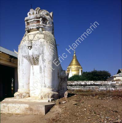 Temple lion and Shwezigon 852027