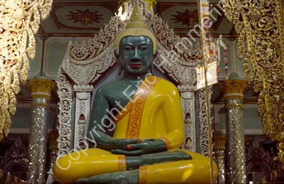 Buddha at Schwedagon 869102