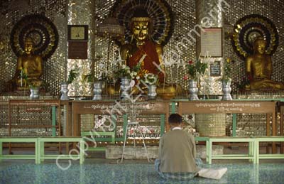 Man in buddhist temple Schwedagon 868601