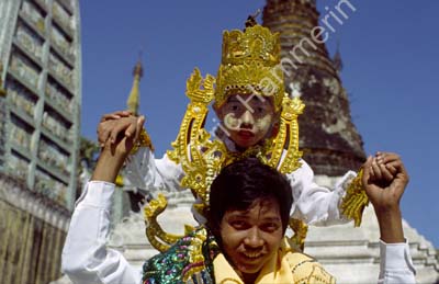 Procession at Schwedagon 869004