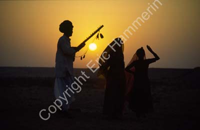 Music and dance outside Jaisalmer 863731