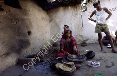 Woman trditional cooking Jaisalmer 863016