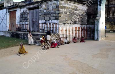 Ekambareshvara temple beggars Kanchipuram 854117