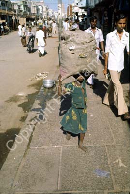 Girl carrying sack Madurai 826628