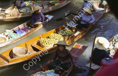 Floating market at Damnoen Saduak 8725123