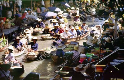 Floating market at Damnoen Saduak 8725410