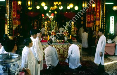 Chinese temple ceremony for the dead 8724712