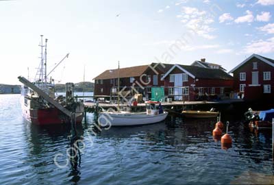 Mollösund hamn båtar bodar 971320