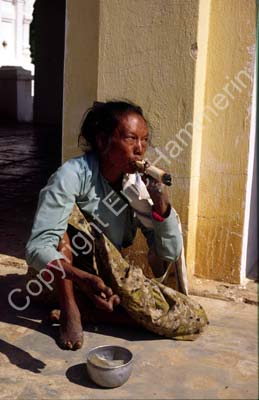 Htilominlo temple cigar smoking woman 852014
