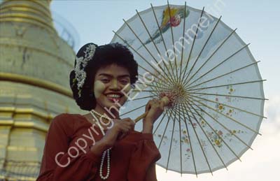 Burmese woman in national costume 868906