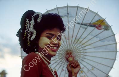 Burmese woman in national costume 868908