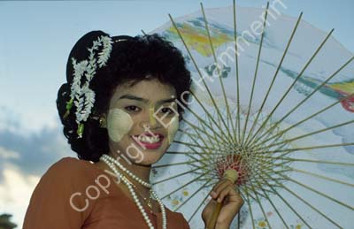 Burmese woman in national costume 868910