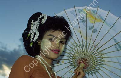 Burmese woman in national costume 868912