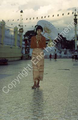 Burmese woman in national costume 868916