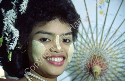 Burmese woman in national costume 868921