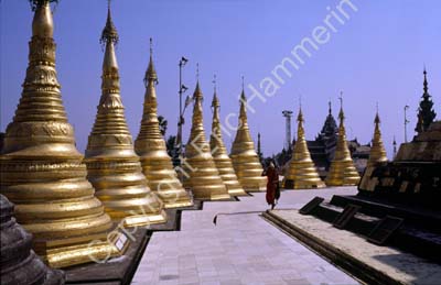 Central stupa second level Schwedagon 852636