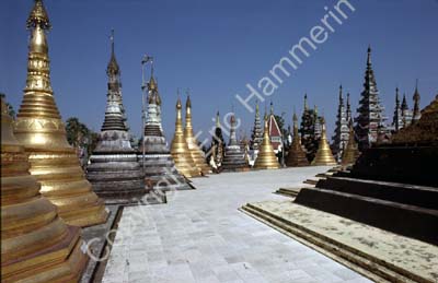 Central stupa second level Schwedagon 858802