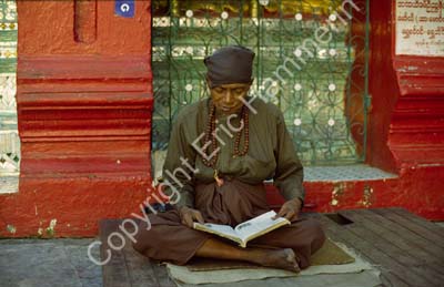 Man reading at Scwedagon 868929