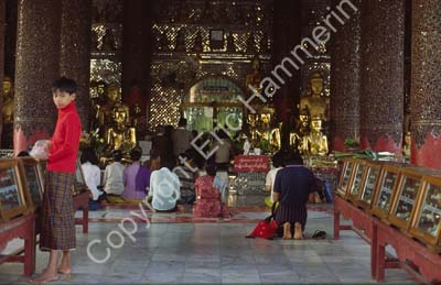People in temple Schwedagon 868629