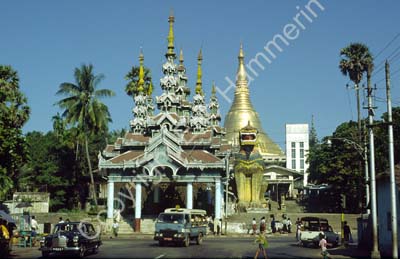 Schwedagon temple area entrance 868925