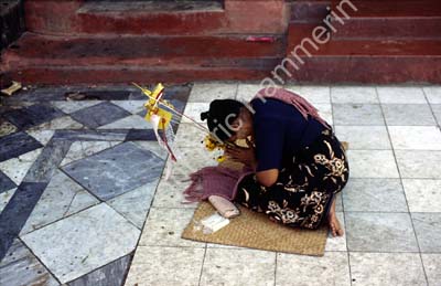Woman praying at Schwedagon 868706