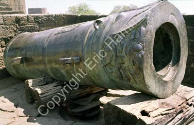 Malik-e-Maidan giant gun cannon Bijapur 855013