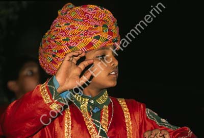 Boy artist traditional  clothes Rajasthan 004911