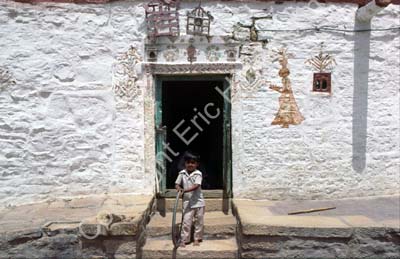 Boy in front of decorated house Jaisalmer 8510118