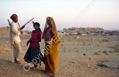 Music and dance outside Jaisalmer 863403