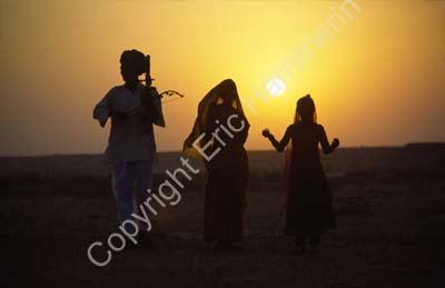 Music and dance outside Jaisalmer 863718