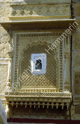 Window elaborate on haveli Jaisalmer 863209