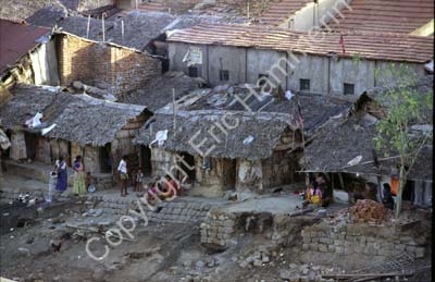 Slum houses people Madurai 854513
