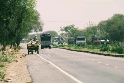 Traffic on highway south of Delhi 006117