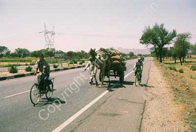 Traffic on highway south of Delhi 006118