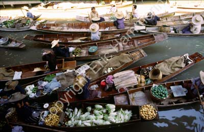 Floating market at Damnoen Saduak 8725411