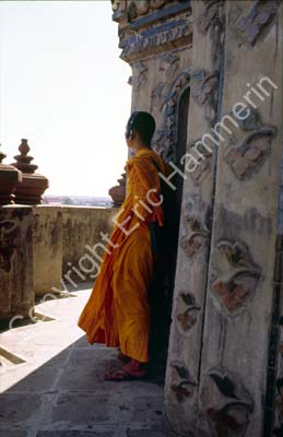 Wat Arun monk with headphone radio 850515