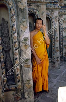 Wat Arun monk with headphone radio 850516