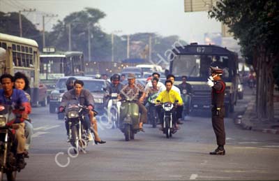 Policeman in traffic 927304