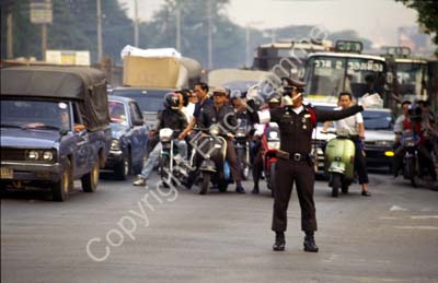 Policeman in traffic 927306