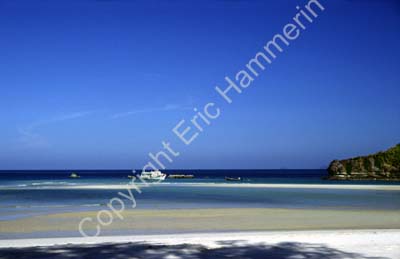 Boat off the shore 8720933