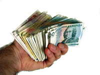 Hand full med pengar sedlar © Eric Hammerin www.erichammerin.com